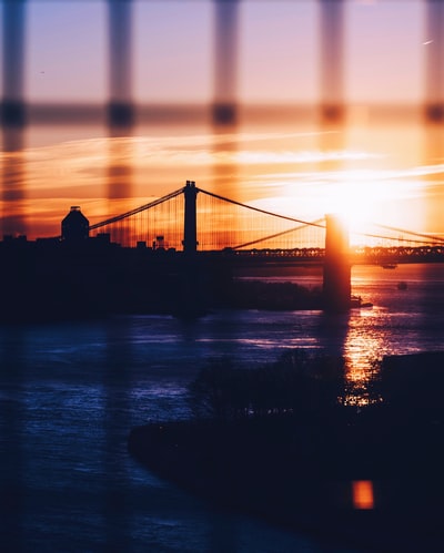 黄金时段布鲁克林和曼哈顿大桥的剪影